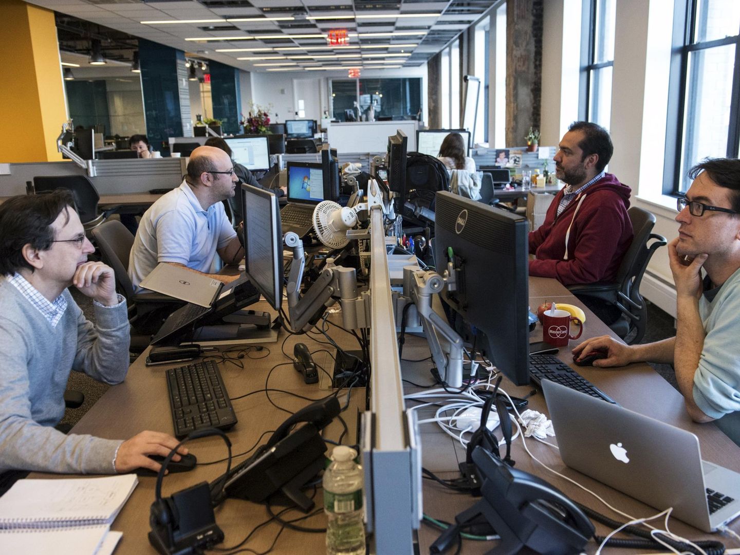 Trabajadores en una oficina en EEUU. (Reuters)