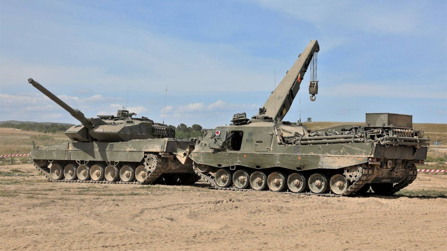 Carro de combate Leopardo 2E y vehículo de recuperación Búfalo. (Juanjo Fernández)