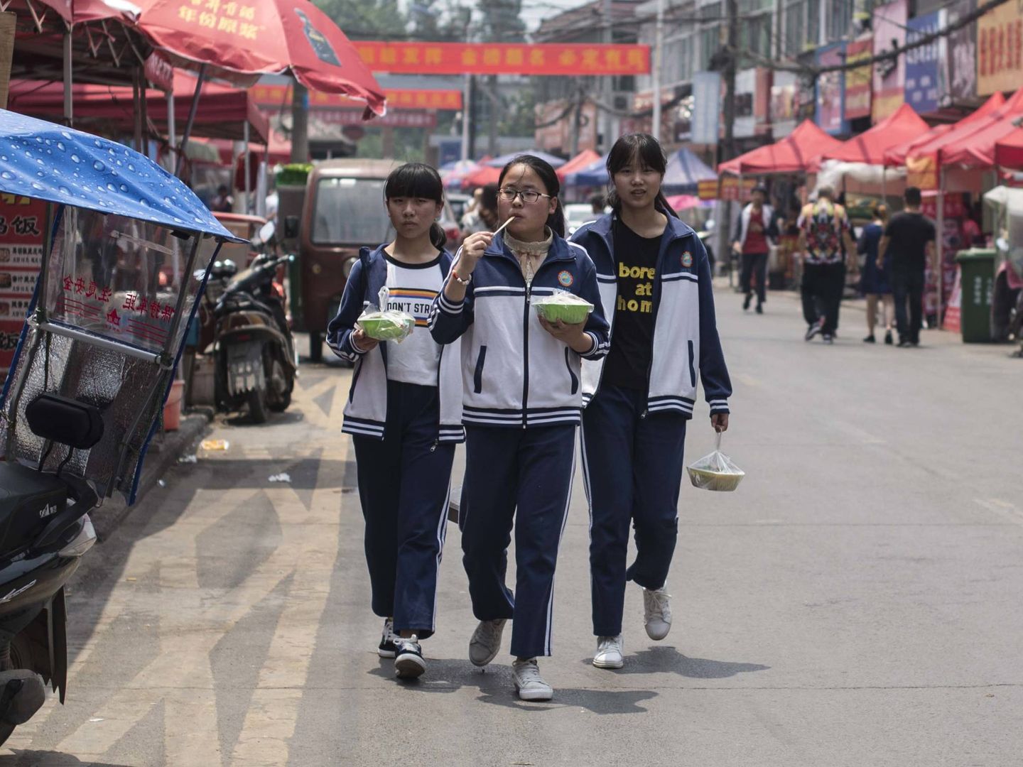 Tres estudiantes durante la breve pausa para la comida en Maotanchang. (L.G. Ajofrín) 