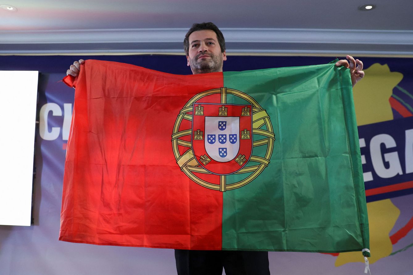 El líder de la ultraderechista Chega!, André Ventura, celebra los resultados. (Reuters/Rodrigo Antunes)