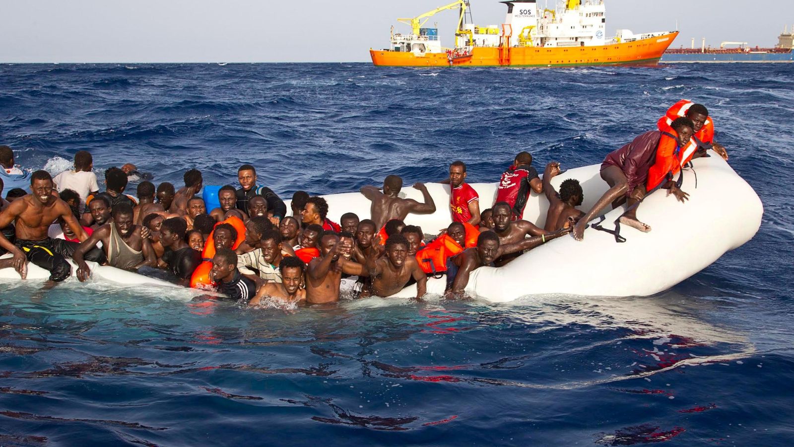 Foto: Migrantes a la espera de ser rescatados a escasas millas de la costa de Lampedusa (Italia). (Reuters)