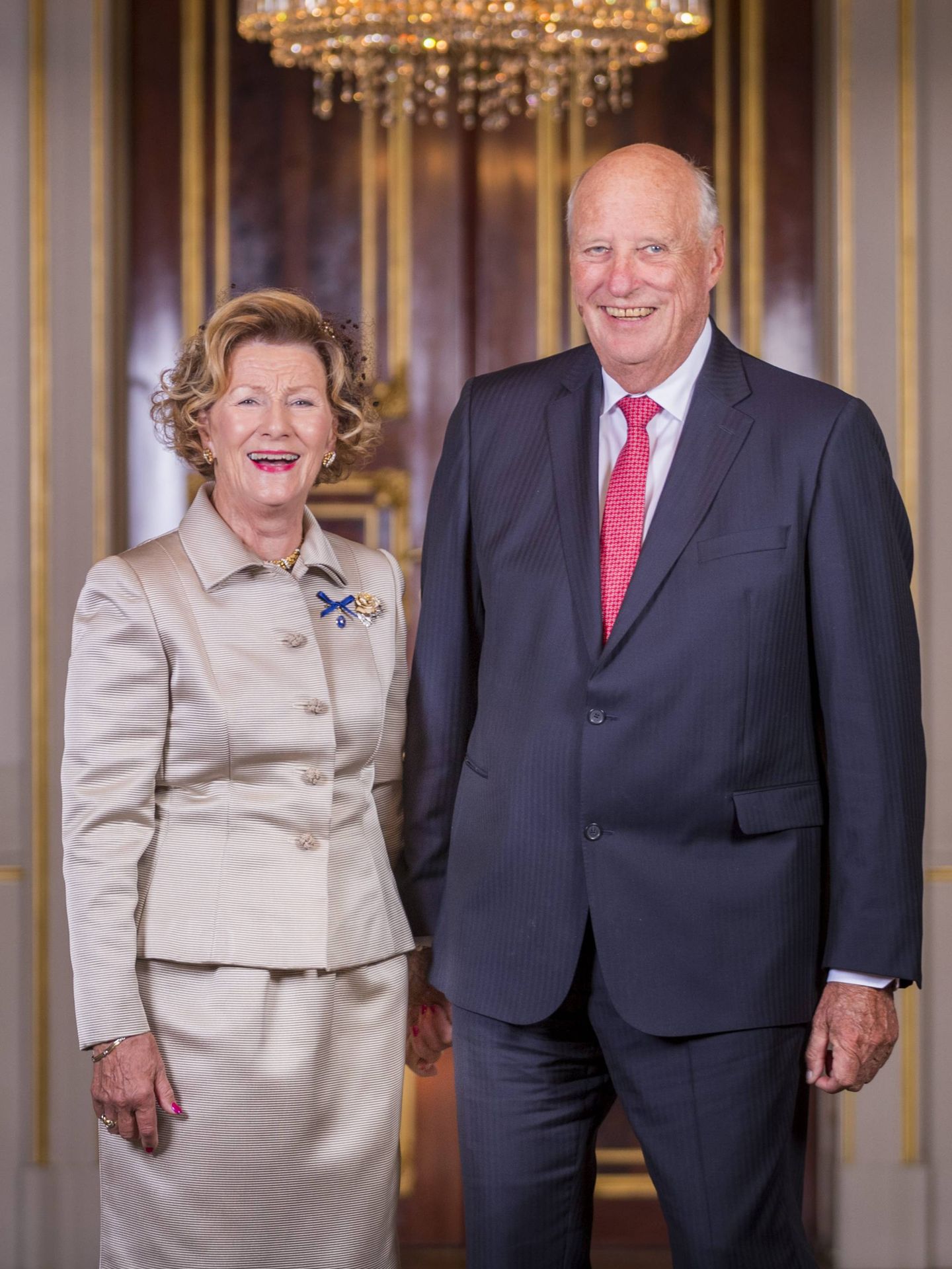Los reyes de Noruega, en una imagen realizada con motivo de sus bodas de oro, en 2018. (Cordon Press) 