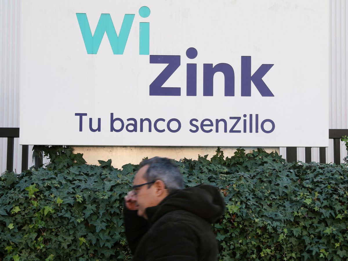Foto: Una persona camina frente a las oficinas centrales de Wizink, en Madrid. (Reuters)