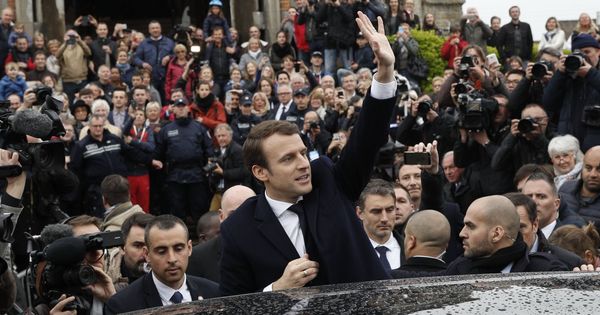 Foto: El candidato Emmanuel Macron (C) saluda a los ciudadanos tras ejercer su derecho al voto. (EFE)