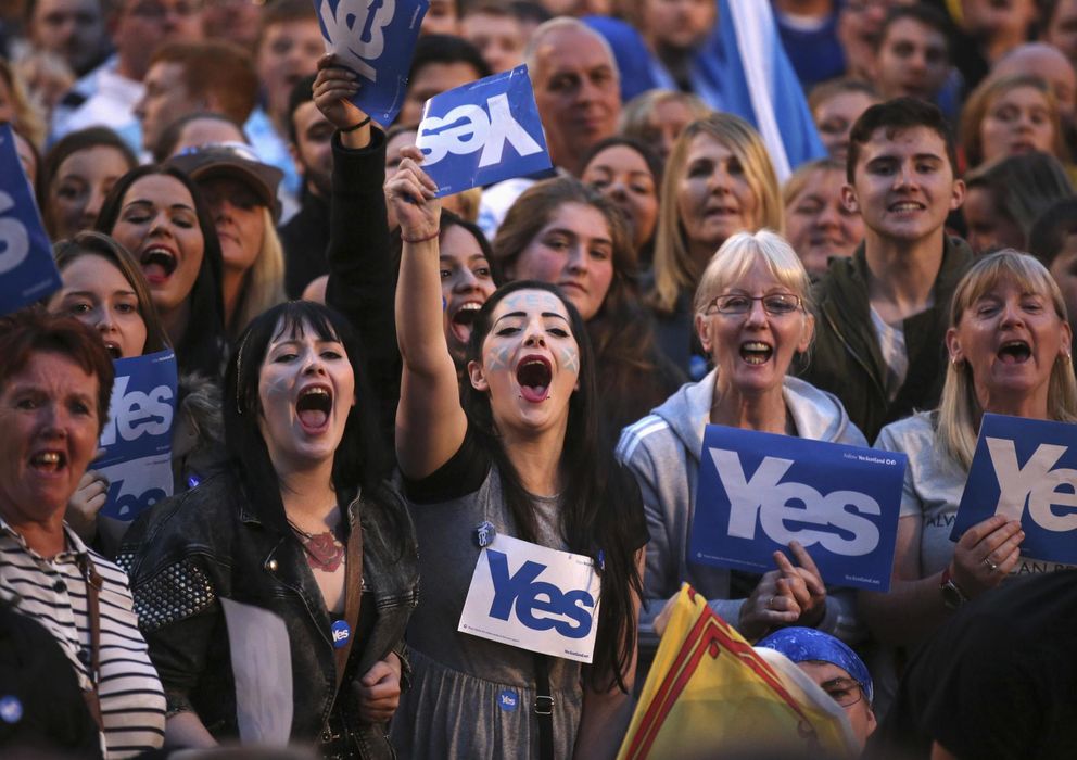 Foto: Simpatizantes de la campaña del "sí" a la independencia se manifiestan en George Square, en Glasgow, el 17 de septiembre. (Reuters)
