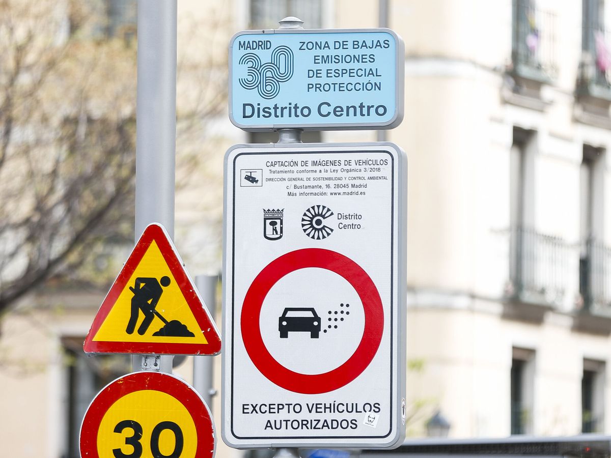 Foto: Las Zonas de Bajas Emisiones, contempladas en la Ley de Cambio Climático para mejorar la calidad del aire urbano. (EFE/Víctor Casado)
