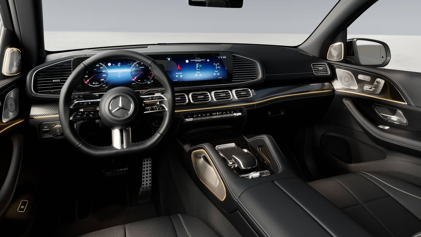 En el interior destaca el volante con superficies táctiles y un sistema multimedia mejorado