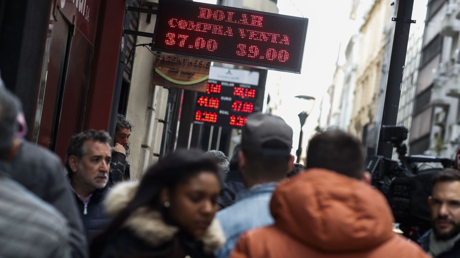 Foto: La cotización del dólar en Argentina cede tras la fuerte subida del jueves. (EFE)