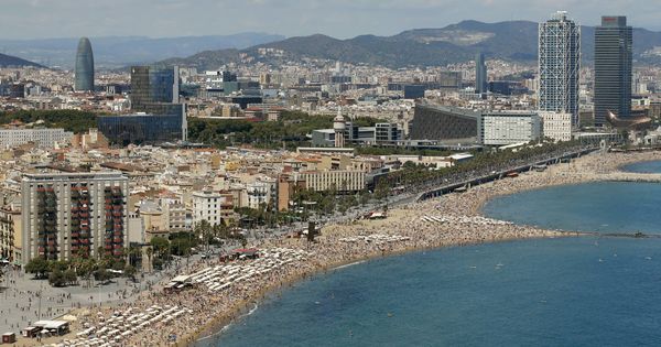 Foto: Las playas de la Barceloneta y Somorrostro en Barcelona. (Reuters)