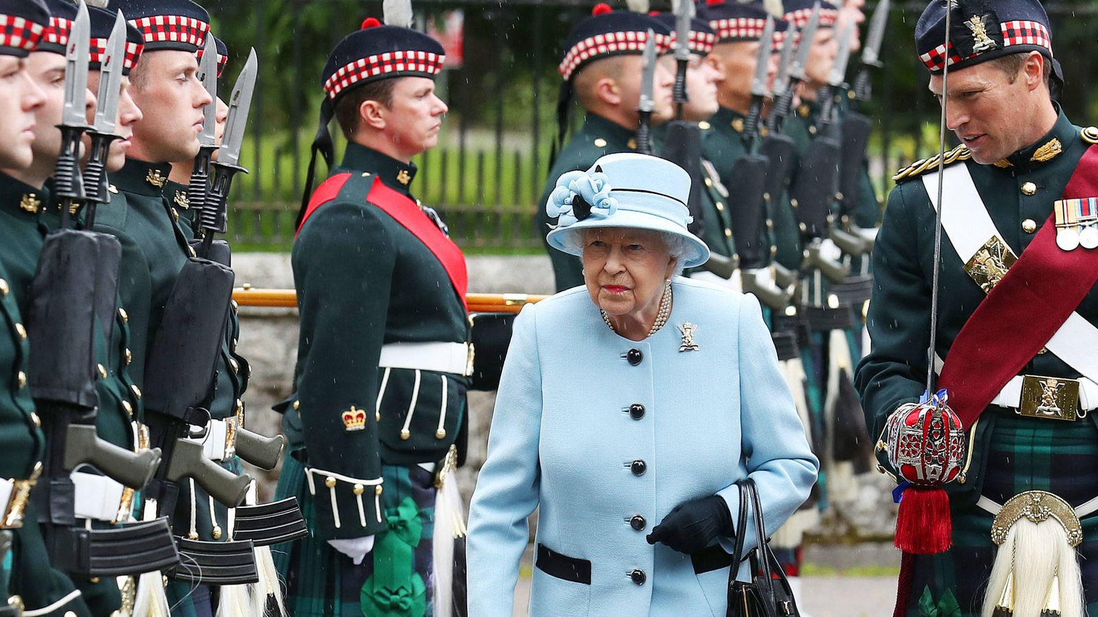 Foto: La reina Isabel II, el martes a su llegada a Balmoral. (Getty)