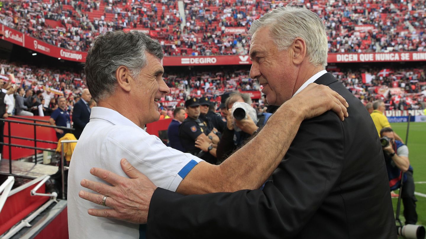 Mendilibar saluda a Ancelotti en el Pizjuán. (EFE/José Manuel Vidal)