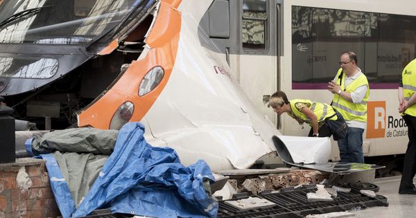 Foto: Técnicos de Renfe evalúan los daños producidos en el tren de cercanías. (EFE)