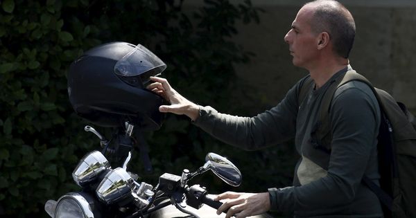 Foto: Yanis Varoufakis llegando al palacio del primer ministro griego en motocicleta durante su etapa como ministro. (Reuters)