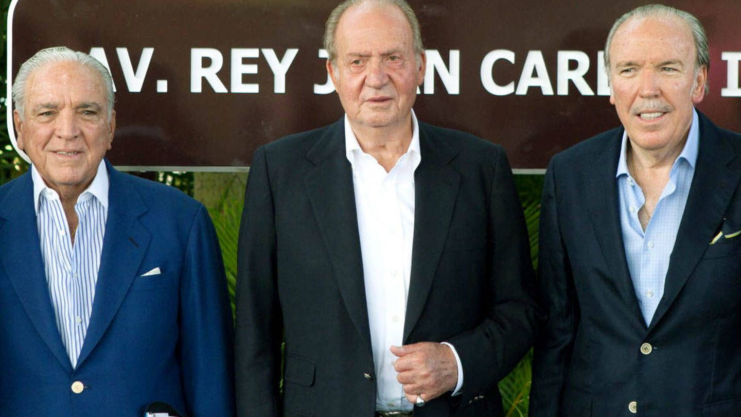Don Juan Carlos con dos de los hermanos Fanjul. (EFE)