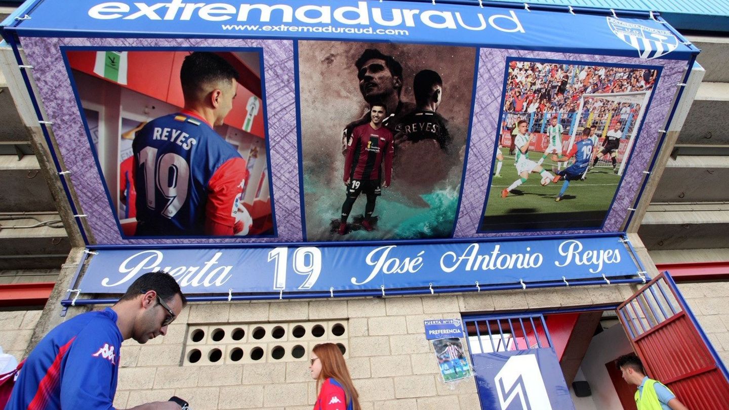 El Extremadura UD dedicó la puerta 19 del estadio Francisco de la Hera al futbolista fallecido José Antonio Reyes. (Efe)