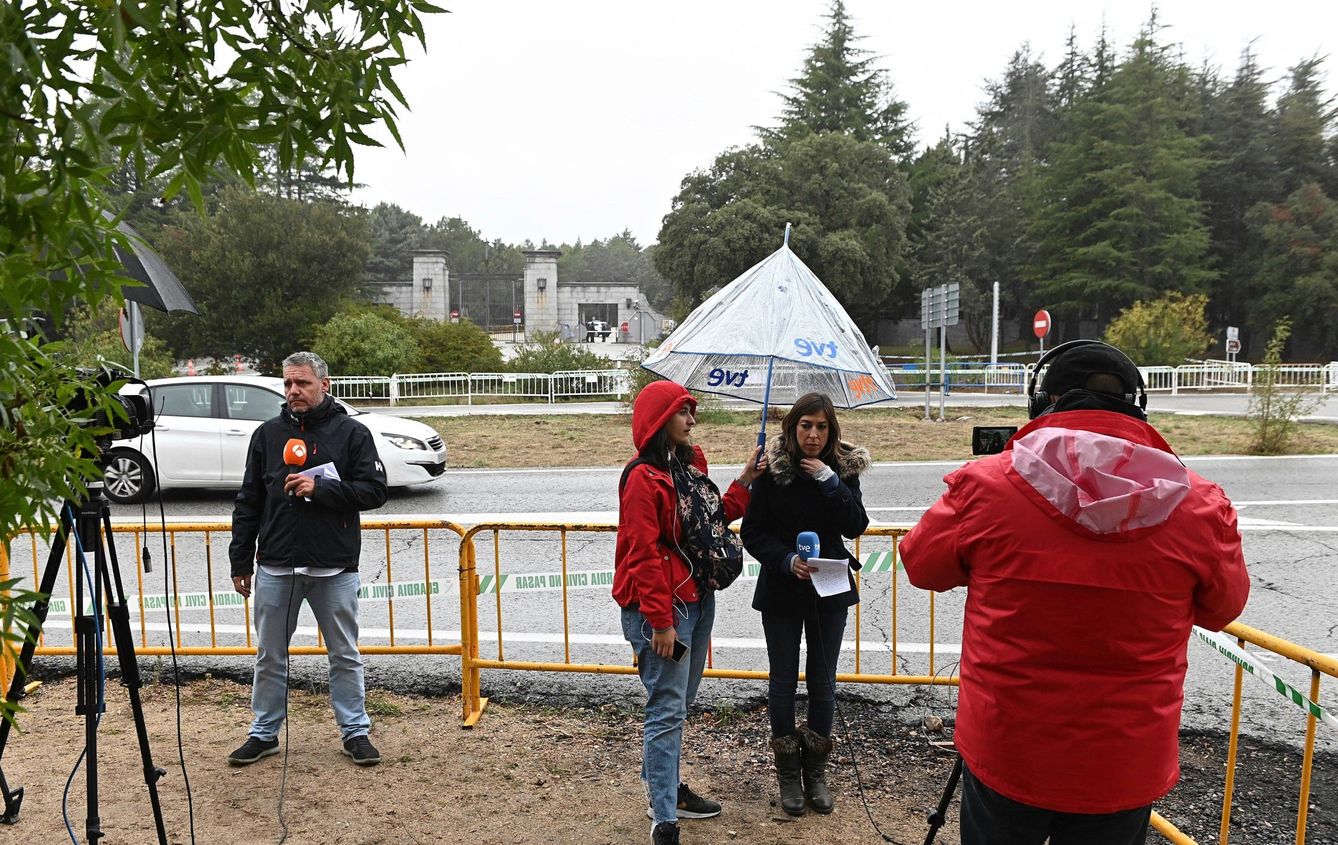 Trabajadores de los medios de comunicación a la entrada de el Valle de los Caídos este miércoles. (EFE)
