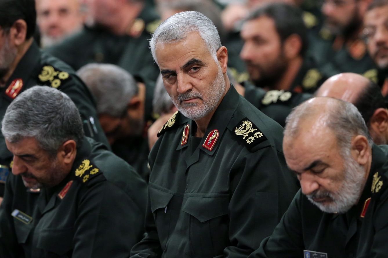 Qasim Suleimani y otros comandantes de la Fuerza Quds durante un encuentro con el Ayatolá Jamenei en Teherán, en septiembre de 2016. (Reuters)