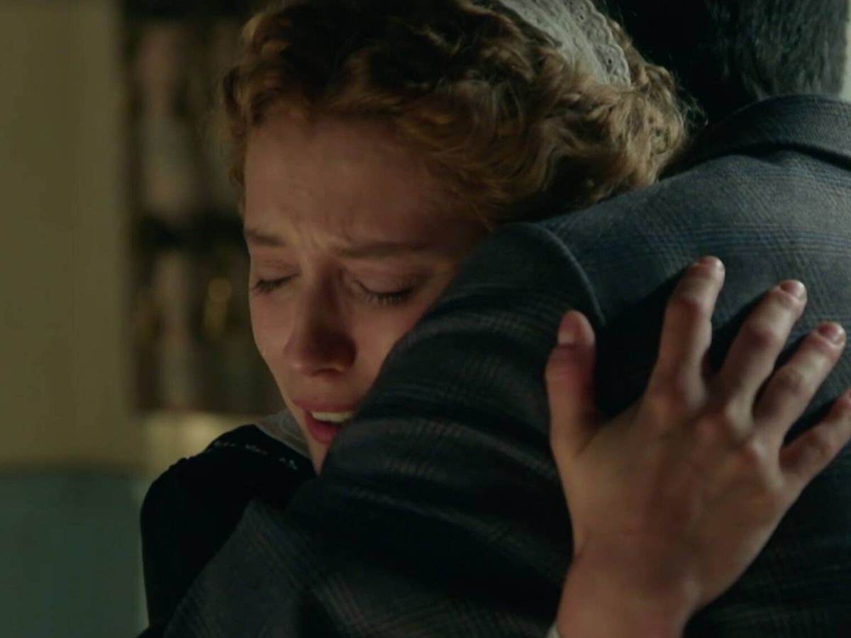 Foto: Jana ha abrazado a Abel en un íntimo momento en el episodio de este miércoles de 'La Promesa'. (RTVE)