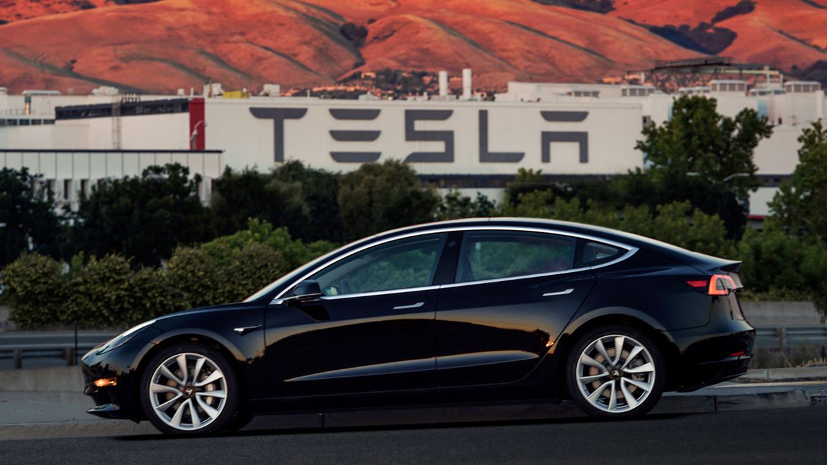 Bonos de alto riesgo o acciones: ¿cómo es más rentable invertir en Tesla?