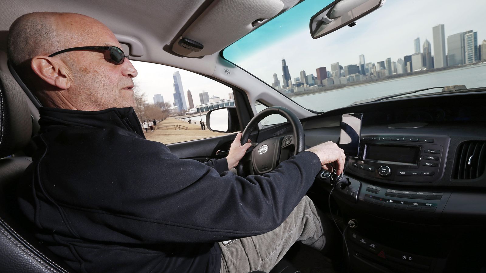 Foto: El conductor de Uber Glen Snower dando un servicio en Chicago. (Reuters)