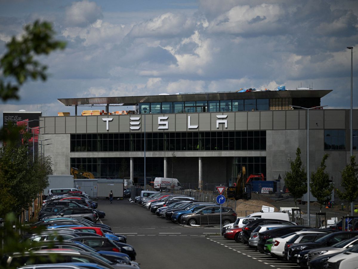 Foto: Tesla podría acercar el coche eléctrico a la mayoría de usuarios (Reuters/Annegret Hilse)