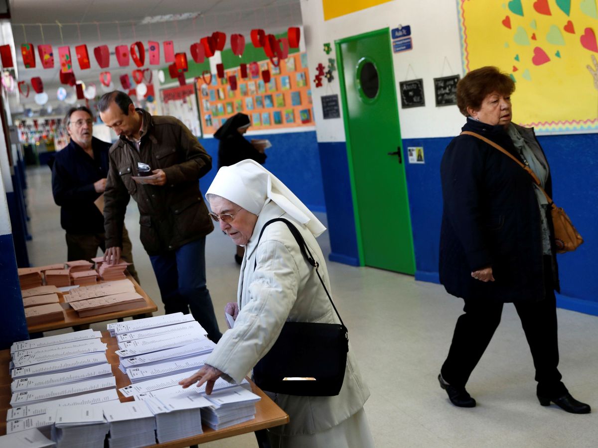 Foto: Una monja vota en las elecciones generales. (Reuters)