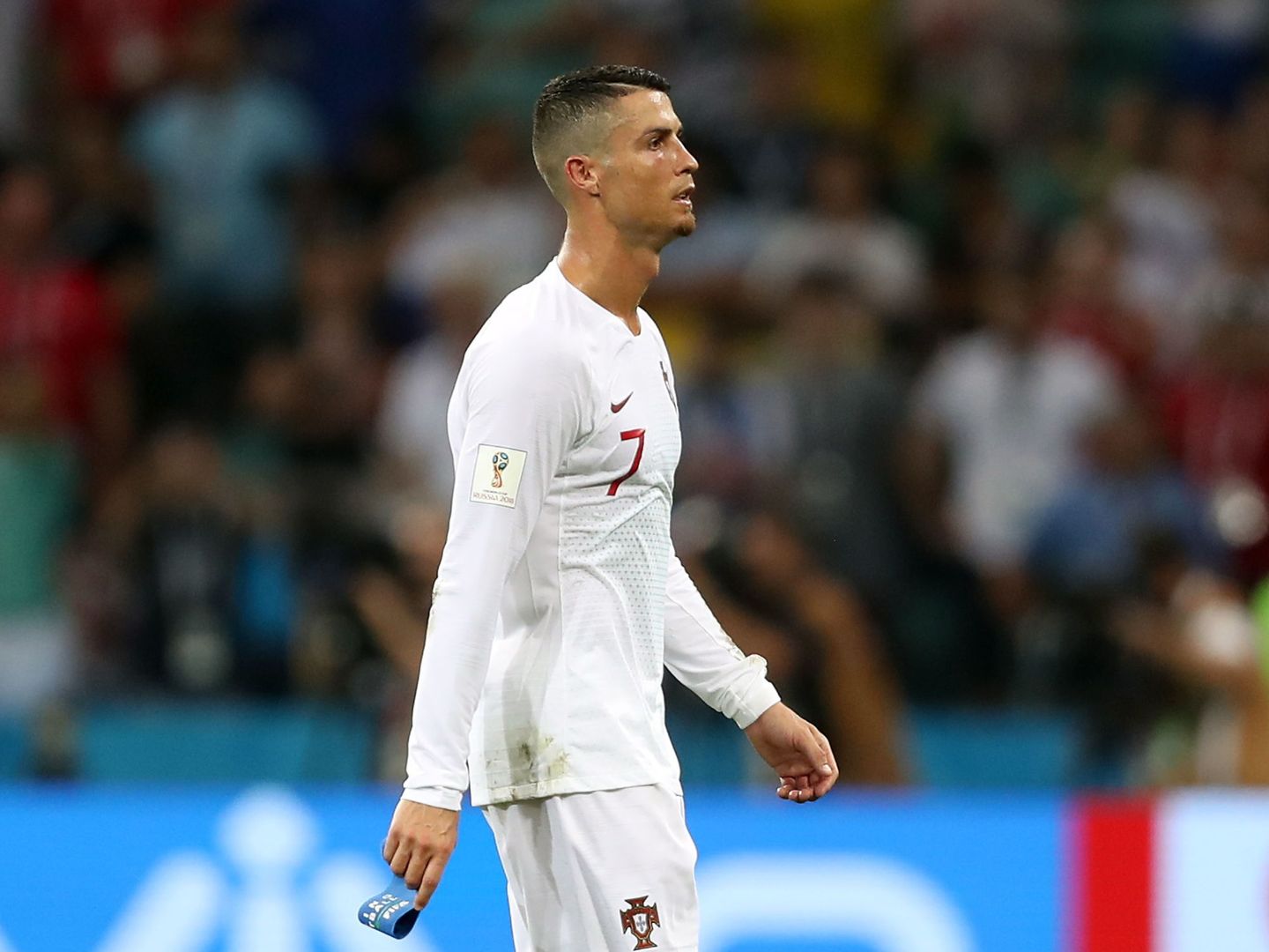Ronaldo se marcha serio tras ser eliminado. (Efe)