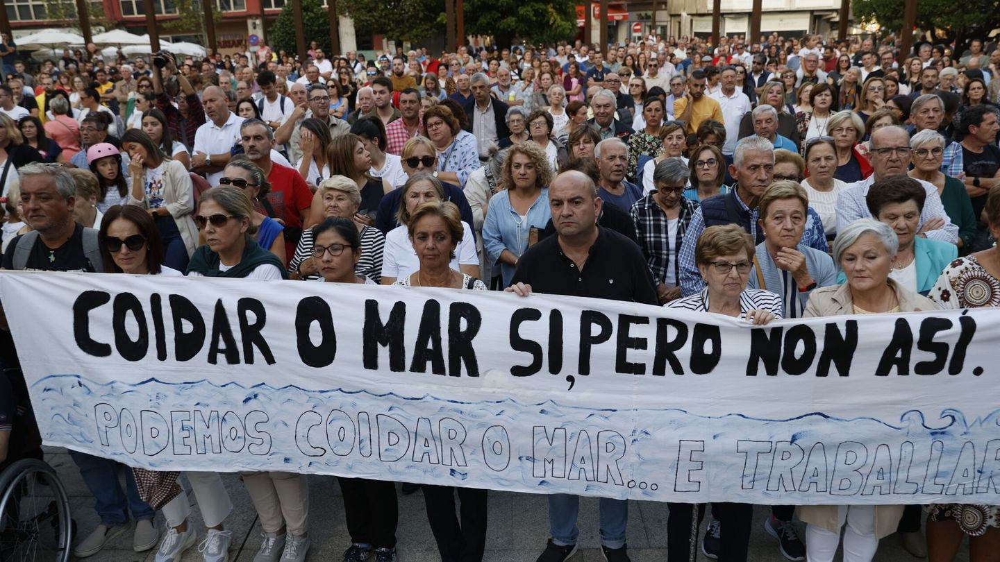 Protesta en Ribeira, A Coruña, contra el veto al arrastre. (EFE/Lavandeira Jr.) 