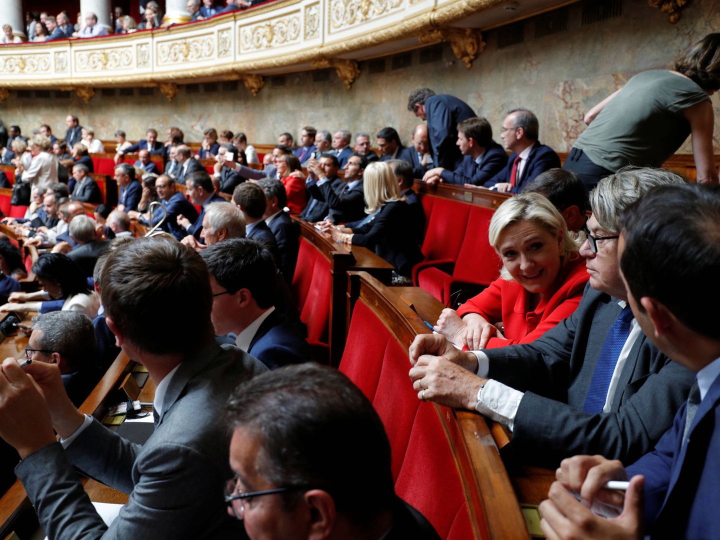 Marine Le Pen, líder del Frente Nacional, y el diputado Gilbert Collard durante un discurso del primer ministro, Edouard Philippe. (Reuters) 