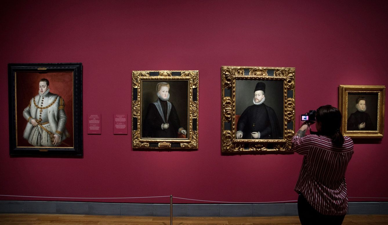 Vista de varias obras que forman parte de la nueva exposición de las artistas Anguissola y Fontana, en el Museo del Prado. (EFE)
