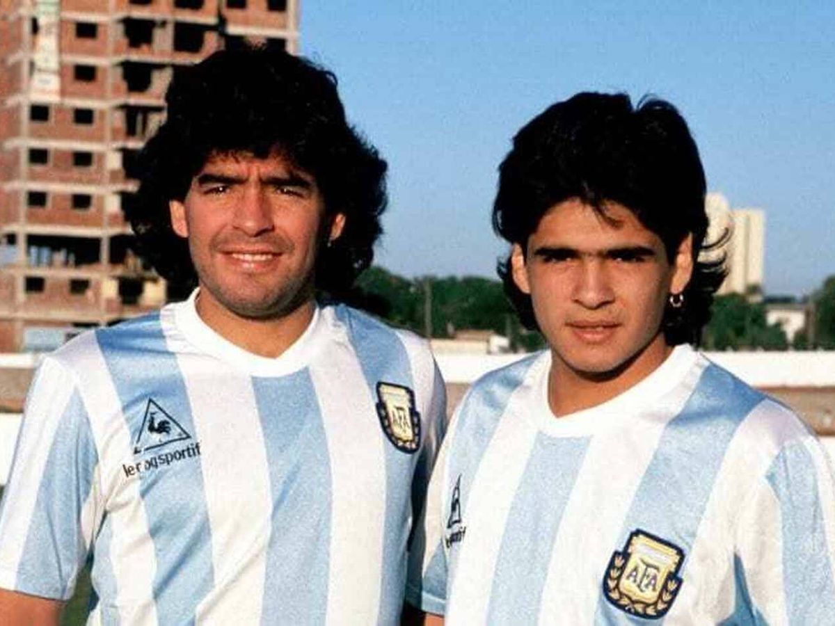 Foto: Hugo, junto a Diego Maradona. (YouTube)