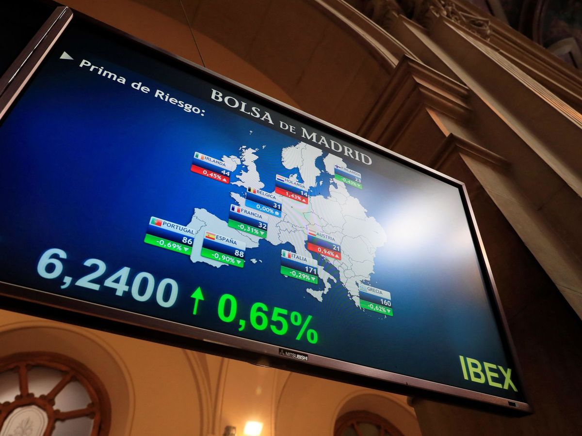 Foto: Una pantalla muestra los datos de la prima de riesgo en el edificio de la Bolsa en Madrid. (EFE)