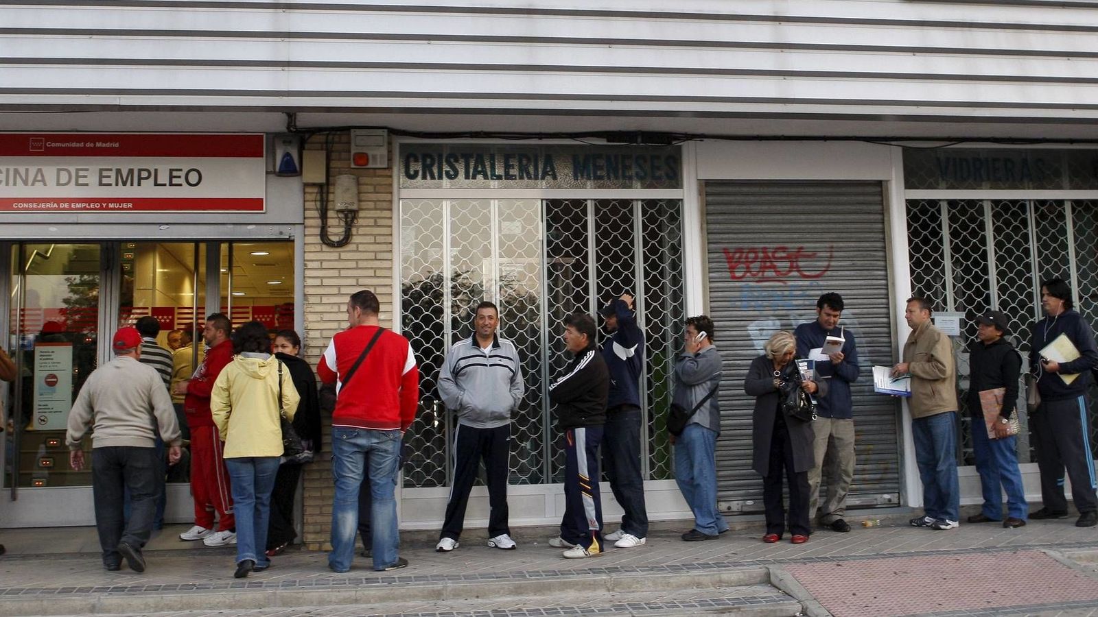 Foto: Decenas de personas esperan su turno en una oficina de empleo. (EFE)