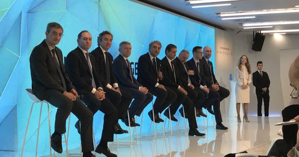 Foto: Directivos de las empresas del Grupo Volkswagen en España junto al presidente de Seat, Luca de Meo. 