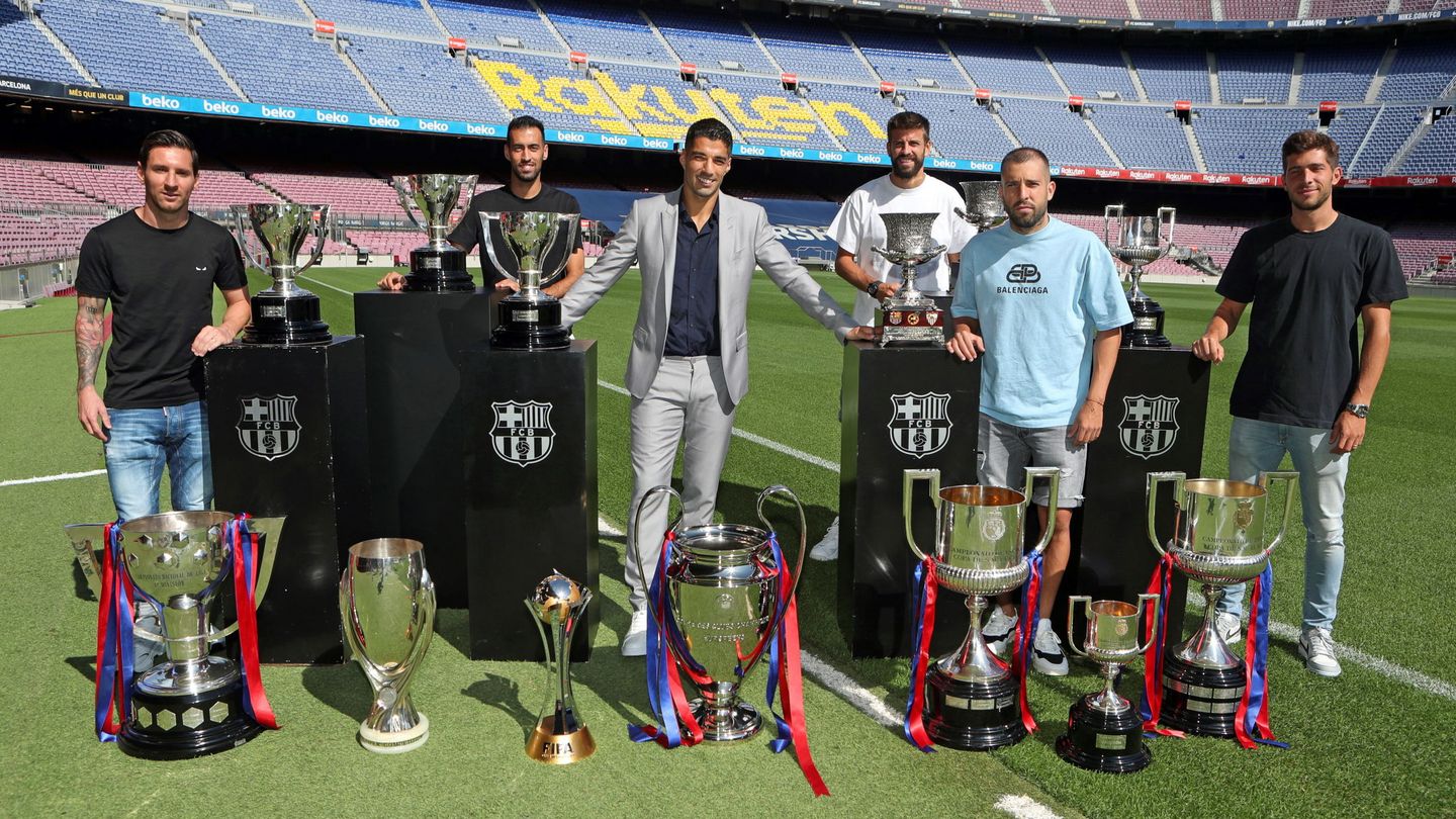 Leo Messi, y otros compañeros de Suárez, estuvieron presentes en el adiós del uruguayo. (EFE)