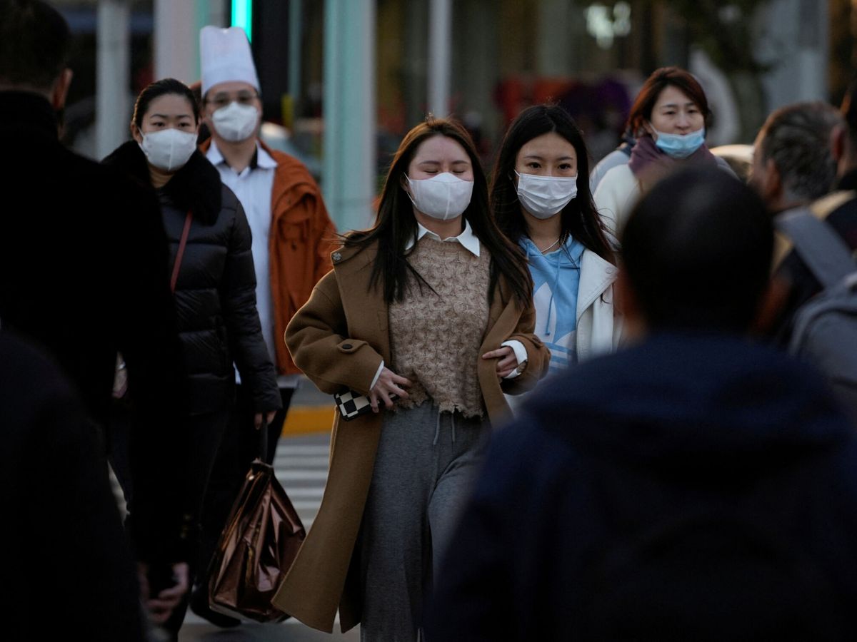 Foto: Un grupo de personas pasea por las calles de Shanghái. (Reuters/Aly Song)