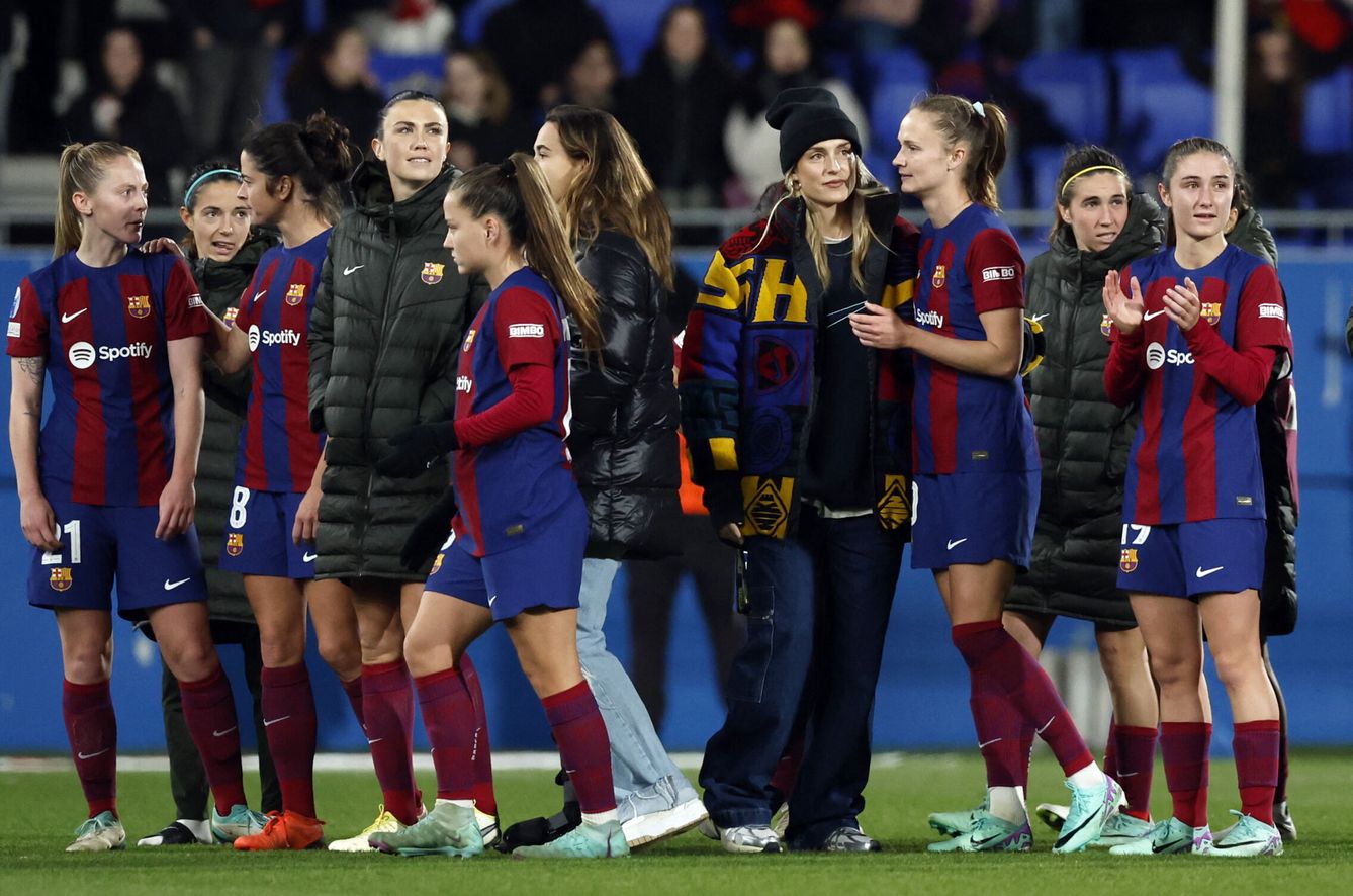 Alexia, junto a sus compañeras, tras un partido del Barça en Champions. (Reuters/Albert Gea)