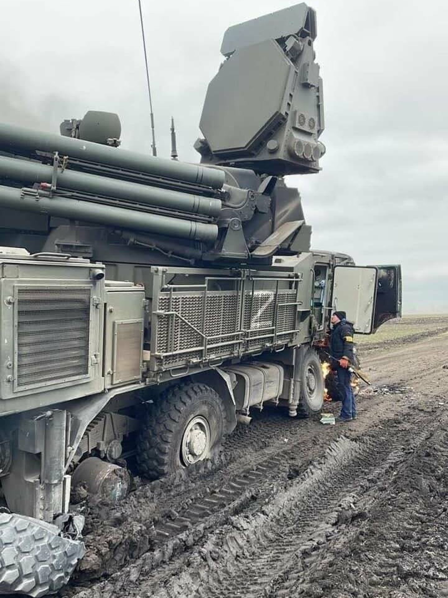 Unidades militares rusas varadas en el barro gracias a sus neumáticos de mala calidad.