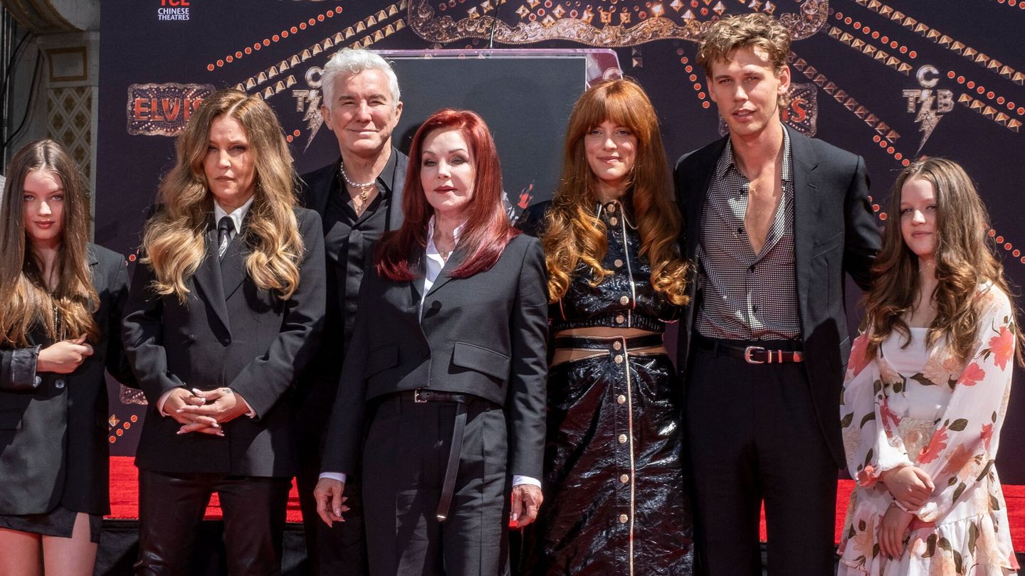 El elenco y director de 'Elvis', junto a la familia del cantante, en un acto promocional de la cinta. (Reuters)