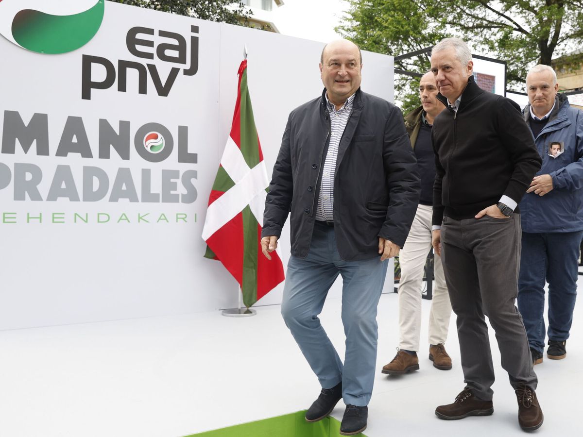 Foto: El actual presidente vasco, Iñigo Urkullu (d), y el líder del PNV, Andoni Ortuzar, en un acto electoral en San Sebastián (EFE/Juan Herrero)