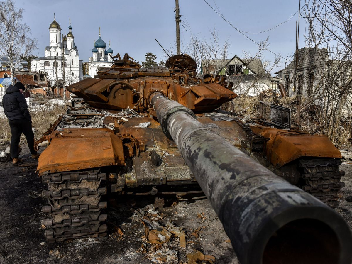Foto: Un tanque ruso destruido en Sviatohirsk, en la región de Donetsk, en Ucrania. (EFE/Oleg Petrasyuk)