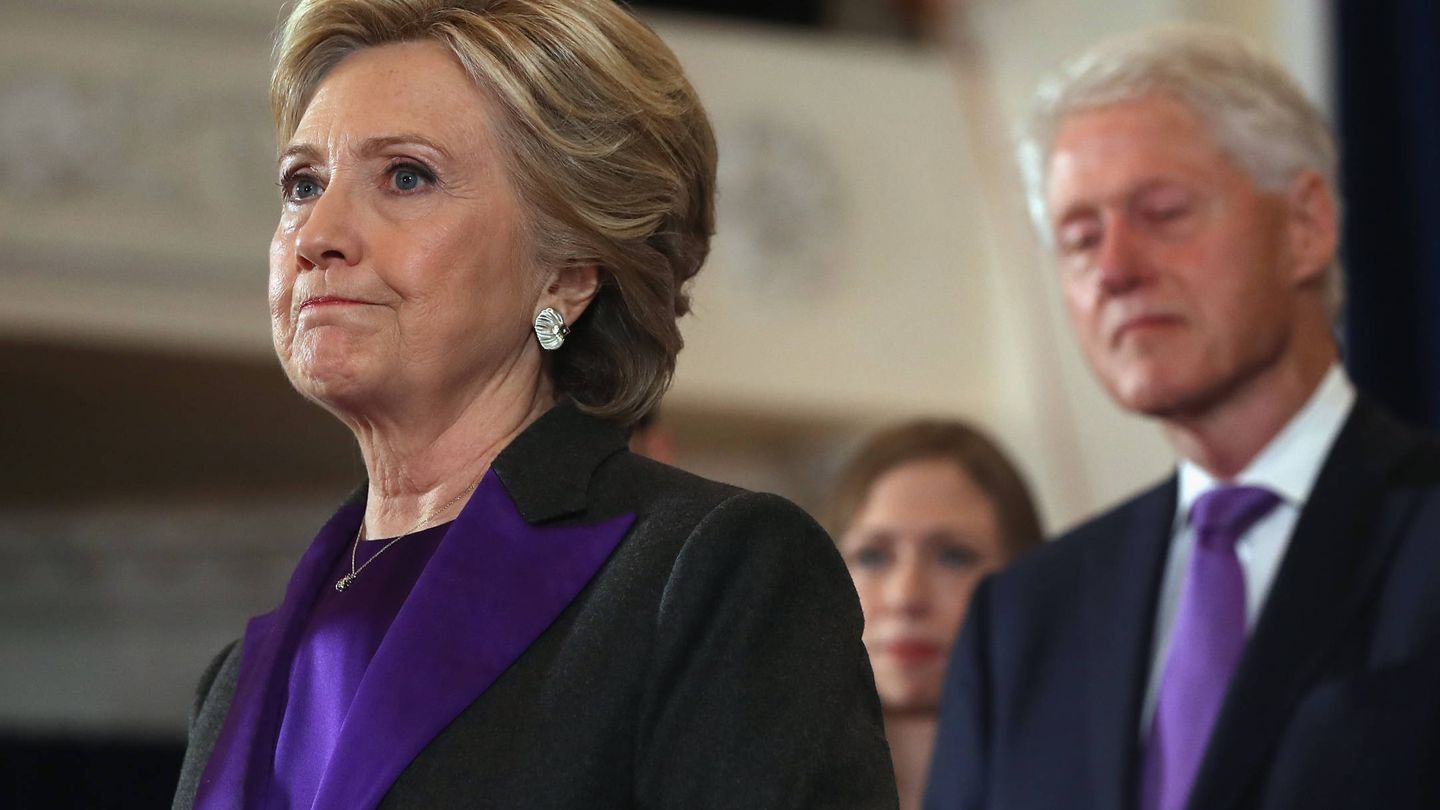  Hillary y Bill, tras perder las elecciones de 2016. (Getty)