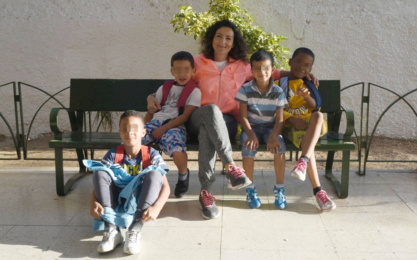 La directora del colegio, Virginia Arjona, con alumnos del centro. (Toñi Guerrero)