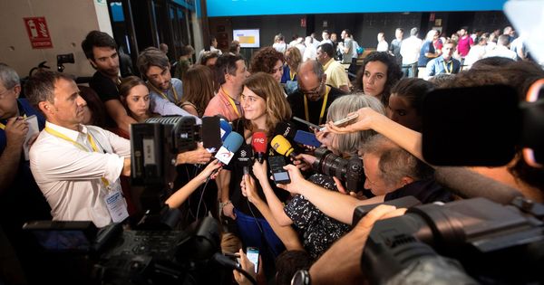 Foto: Marta Pascal atendiendo a los medios en el Palacio de Congresos de Cataluña. (EFE)