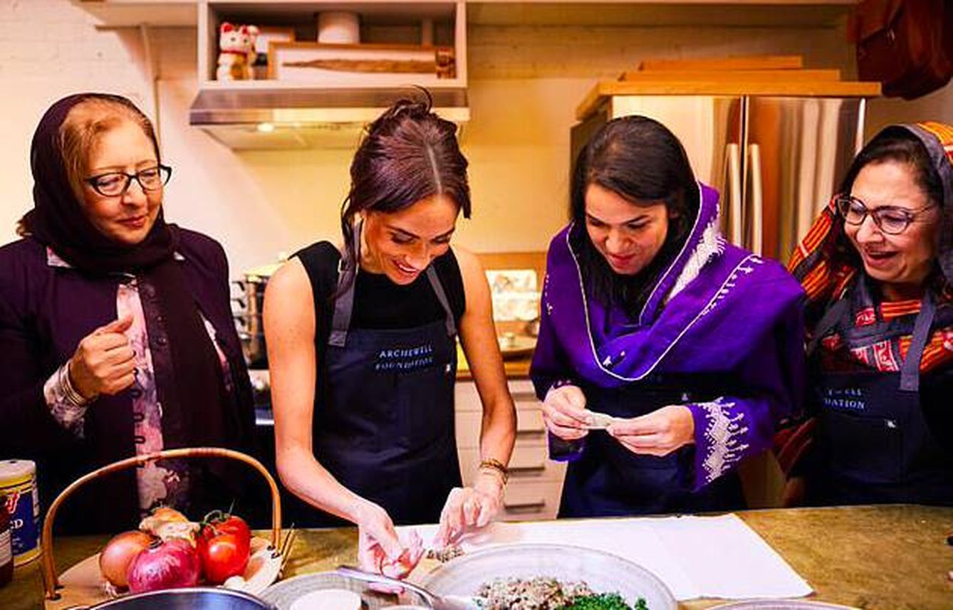 Meghan cocinando con unas mujeres afganas. (Sussex.com)