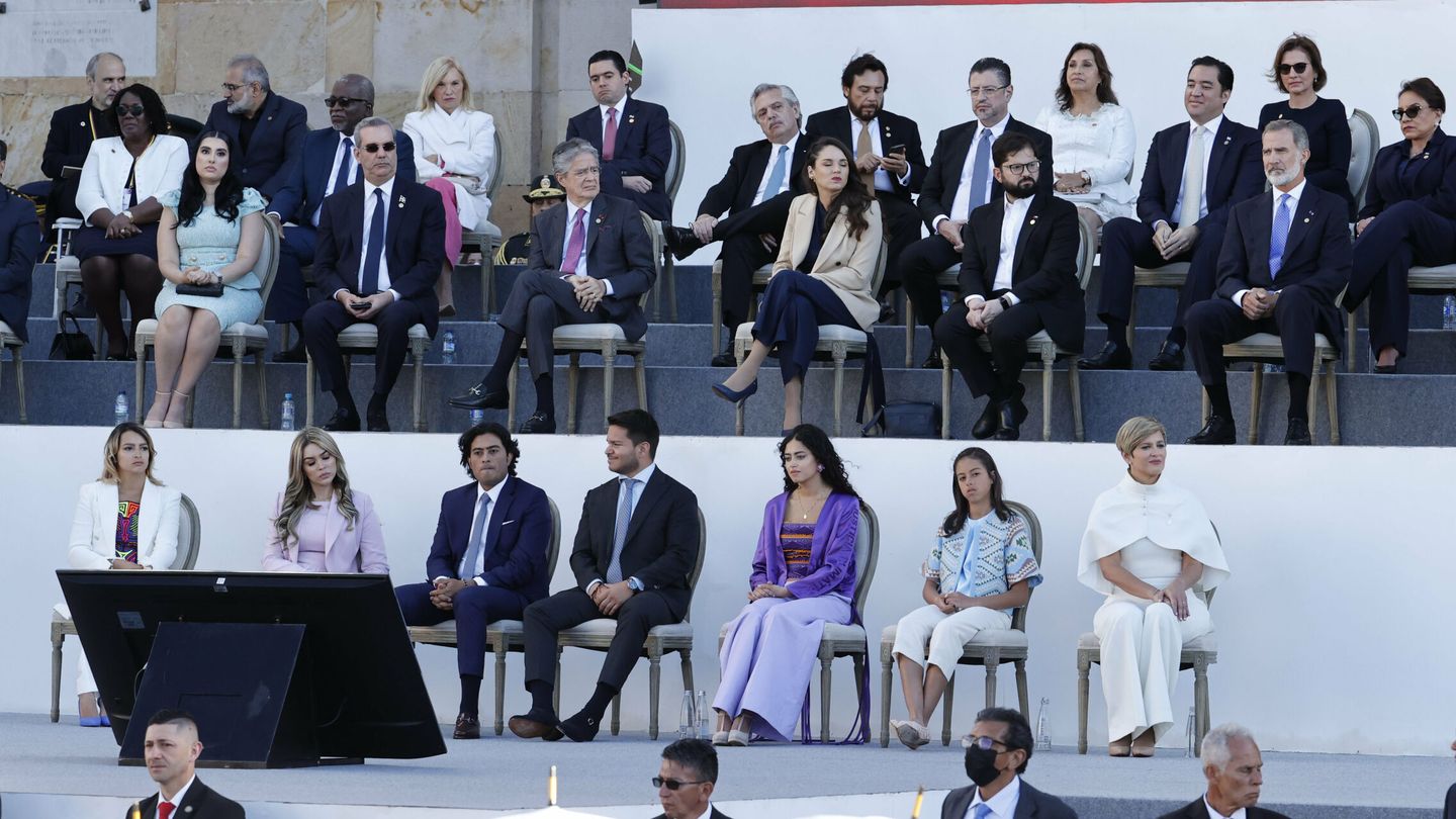 Los hijos y la mujer de Gustavo Petro, en la investidura del presidente. (EFE/Dueñas)