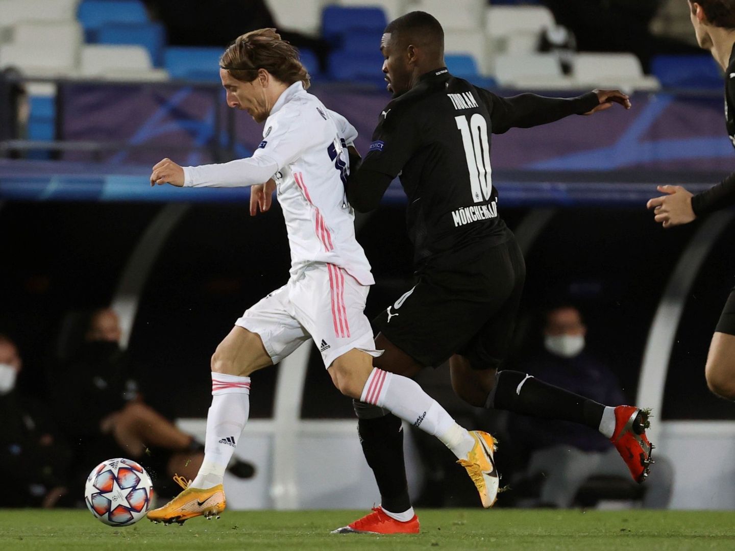 Modric se lleva el balón en el partido contra el Gladbach. (EFE)