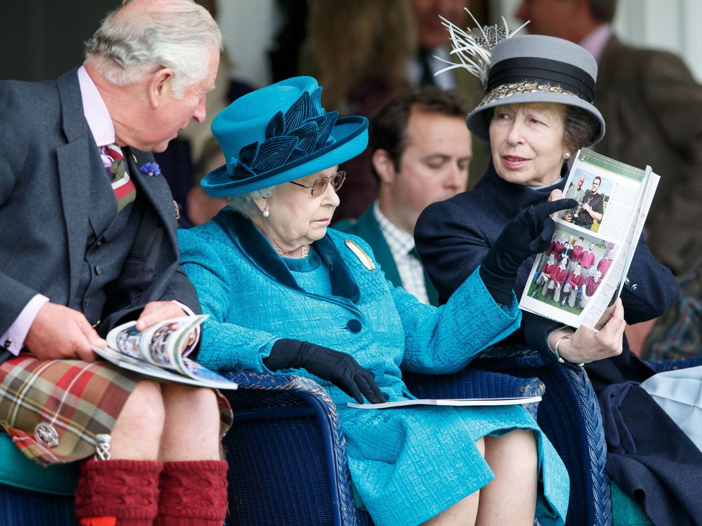 La reina Isabel con Carlos y Ana. (Reuters)