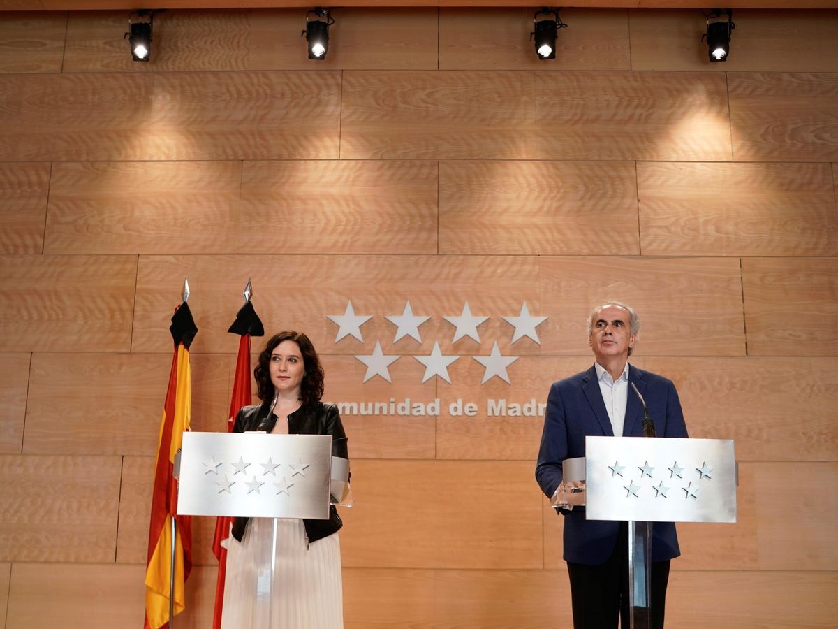 Foto: La presidenta y el consejero de Sanidad de Madrid, Isabel Díaz Ayuso y Enrique Ruiz Escudero, este 16 de mayo. (EFE)