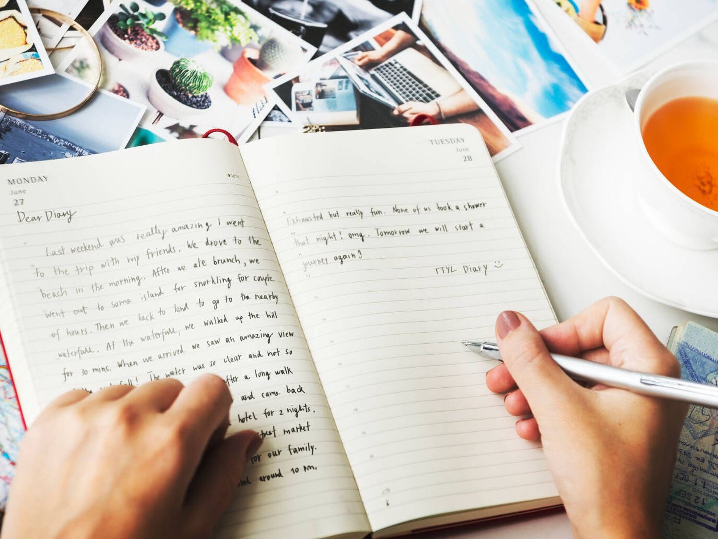 Escribir un diario antes de dormir ayuda a que la mente se despeje (rawpixel.com para Freepik)